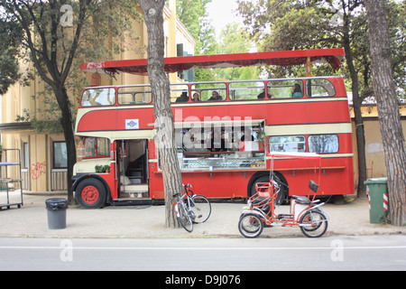 Umgebaute alte AEC Routemaster Bus als Strandbar in Lido, Venedig. Stockfoto