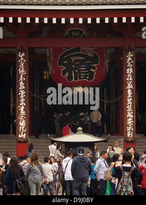 Große Gruppe von Touristen am Main Hall der Senso-Ji Tempel in Asakusa, Japan Stockfoto