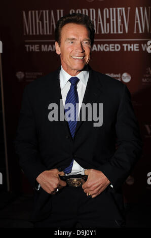 Arnold Schwarzenegger Mikhail Gorbachev Geschenk zum 80. Geburtstag-Gala-Konzert in der Royal Albert Hall - Ankünfte statt. London, England - 30.03.11 Stockfoto