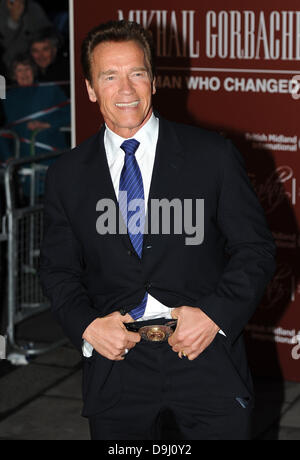 Arnold Schwarzenegger Mikhail Gorbachev Geschenk zum 80. Geburtstag-Gala-Konzert in der Royal Albert Hall - Ankünfte statt. London, England - 30.03.11 Stockfoto