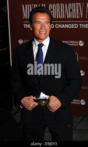 Arnold Schwarzenegger Mikhail Gorbachev Geschenk zum 80. Geburtstag-Gala-Konzert in der Royal Albert Hall - Ankünfte statt. London, England - 30.03.11 Stockfoto