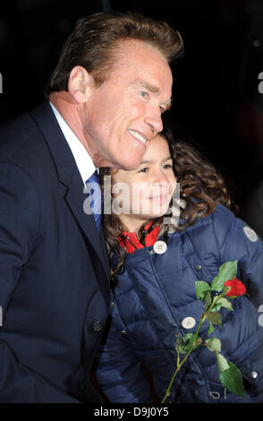 Arnold Schwarzenegger Mikhail Gorbachev Geschenk zum 80. Geburtstag-Gala-Konzert in der Royal Albert Hall - Ankünfte statt. London, England - 30.03.11 Stockfoto