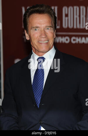 Arnold Schwarzenegger Mikhail Gorbachev Geschenk zum 80. Geburtstag-Gala-Konzert in der Royal Albert Hall - Ankünfte statt. London, England - 30.03.11 Stockfoto