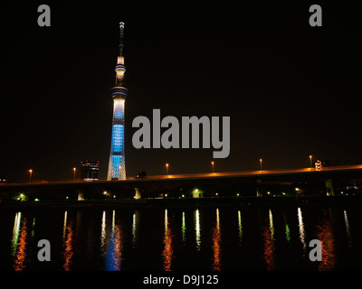 Tokyo Sky Tree von Sumida-Fluss, die nachts beleuchtet Stockfoto