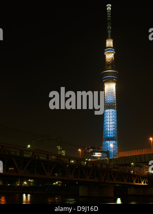 Tokyo Sky Tree von Sumida-Fluss, die nachts beleuchtet Stockfoto