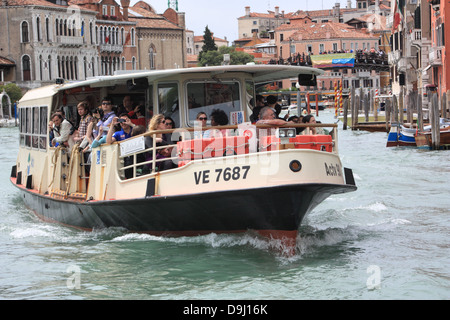 Vaporetto Kanalboot Wasserbus in Venedig Stockfoto