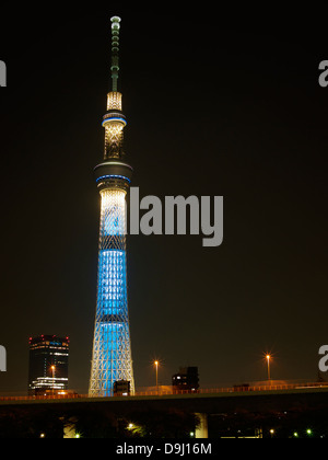 Tokyo Sky Tree von Sumida-Fluss, die nachts beleuchtet Stockfoto