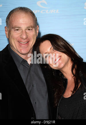 David Zelon (L) und Cathy Schulman "Soul Surfer" Los Angeles Premiere Held am ArcLight Cinerama Dome Hollywood, Kalifornien - 30.03.11 Stockfoto