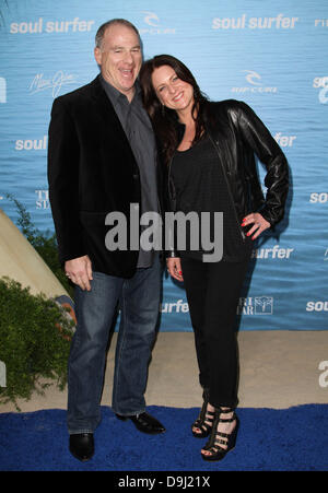 David Zelon (L) und Cathy Schulman "Soul Surfer" Los Angeles Premiere Held am ArcLight Cinerama Dome Hollywood, Kalifornien - 30.03.11 Stockfoto