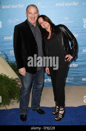 David Zelon (L) und Cathy Schulman "Soul Surfer" Los Angeles Premiere Held am ArcLight Cinerama Dome Hollywood, Kalifornien - 30.03.11 Stockfoto