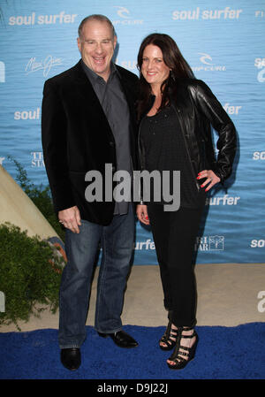 David Zelon (L) und Cathy Schulman "Soul Surfer" Los Angeles Premiere Held am ArcLight Cinerama Dome Hollywood, Kalifornien - 30.03.11 Stockfoto