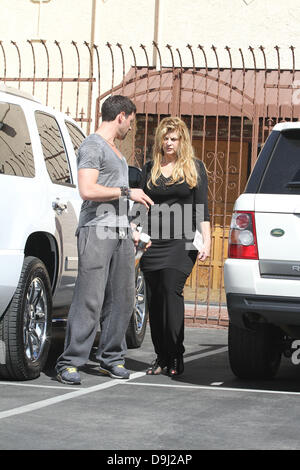 Maksim Chmerkovskiy und Kirstie Alley verlassen ein Tanzstudio nach Proben für "Dancing with the Stars" Los Angeles, Kalifornien - 30.03.11 Stockfoto