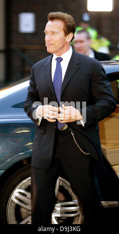 Arnold Schwarzenegger Mikhail Gorbachev Geschenk zum 80. Geburtstag-Gala-Konzert in der Royal Albert Hall - Ankünfte statt.  London, England - 30.03.11 Stockfoto