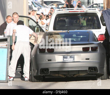 David Beckham Ahnungen über seinem Platin-Motorsport-Sportwagen wie er Bühneneingang für die Jimmy Kimmel Live Show in Hollywood ankommt.  Los Angeles, Kalifornien - 31.03.11 Stockfoto