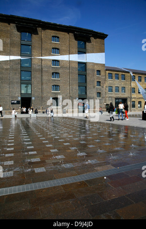 Blick über Granary Square Central St Martins Schule der Kunst im Kornhaus Gebäude, King Cross, London, UK Stockfoto