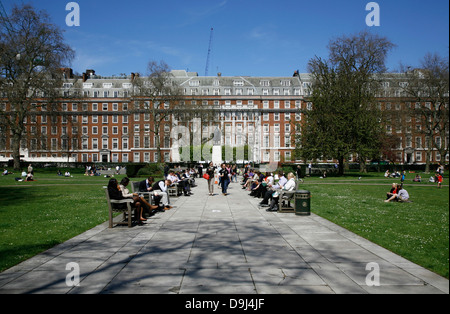 Nachschlagen von den zentralen Weg der Grosvenor Square Roosevelt Memorial, Mayfair, London, UK Stockfoto