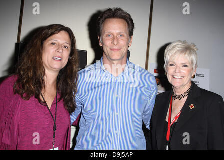 Steven Weber mit amerikanischen Roten Kreuz Mitarbeiter 2011 GBK Kids' Choice Awards Gifting Lounge anlässlich der SLS Hotel Los Angeles, Kalifornien - 31.03.11 Stockfoto