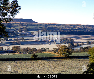 Frostigen Morgen Blick auf Berge und Dorf, Wensleydale, Yorkshire Dales, North Yorkshire, England. Stockfoto