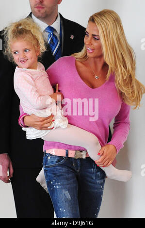 Katie Price und Tochter Princess Tiaamii Katie Price fördert und unterschreibt Exemplare ihres Buches "Sie nur Leben einmal" at W H Smiths in Eastleigh Eastleigh, England - 01.04.11 Stockfoto