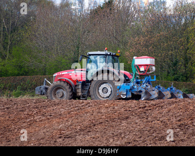 Landwirt mit einem Traktor das Feld pflügen Stockfoto