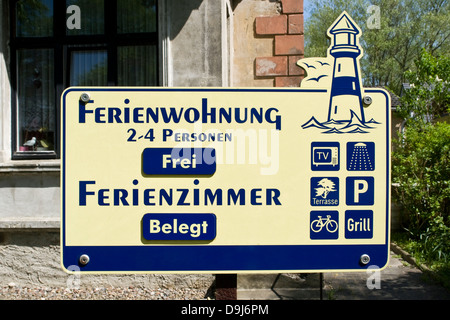 Info-Schild für die Vermietung von Zimmer und Ferienwohnungen Stockfoto