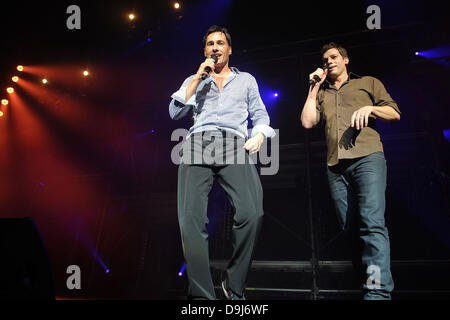 Worlds Apart erklingt in der Runde Jahre 90 Konzert im Le Zenith Paris, Frankreich - 01.04.11 Stockfoto