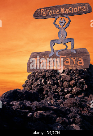 National Park Fire Devil Emblem/Logo bei Sonnenuntergang, Nationalpark Timanfaya, Lanzarote, Kanarische Inseln, Spanien. Stockfoto