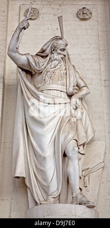 Brüssel - Juni 20: Statue des Moses von Westfassade von st. Jacques Kirche bauen im 18. Prozent auf 20. Juni 2012 in Brüssel. Stockfoto