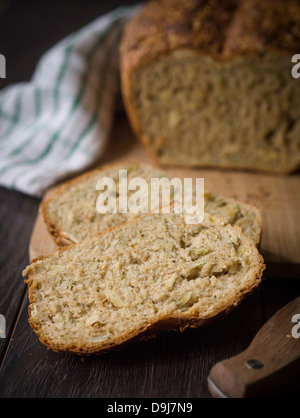 Vollkornbrot auf einem Holztisch. Stockfoto