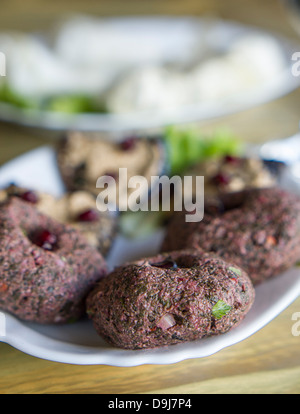 Pkhali - georgische Traditionsgericht aus gehacktem Gemüse kombiniert mit Walnüssen, Essig, Zwiebeln, Knoblauch und Gewürzen zubereitet. Stockfoto