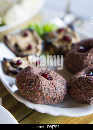 Pkhali - georgische Traditionsgericht aus gehacktem Gemüse kombiniert mit Walnüssen, Essig, Zwiebeln, Knoblauch und Gewürzen zubereitet. Stockfoto