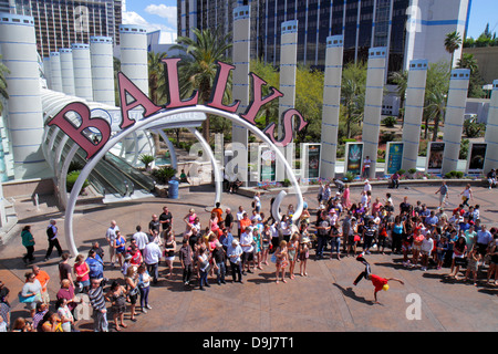 Las Vegas Nevada, The Strip, South Las Vegas Boulevard, Bally's Las Vegas Hotel & Casino, Straßenkünstler, Tipps für Busking, Publikum, Publikum, Publikum, Breakdance, NV130 Stockfoto
