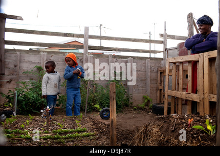 Zwei Kinder bewundern neu erstellten Gemüse Garten Bodenleben Trainingseinheit, die Städte und Gemeinden Gugulethu Teilnehmer gelehrt Stockfoto