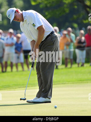 Südafrikanische Golfer Ernie Els schlägt den Ball bei den BMW Open 2013 in Eichenried bei München, 20. Juni 2013. Foto: MARC Müller Stockfoto