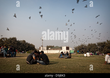Menschen, ausruhen und plaudern in Connaught Place Park. Delhi, Neu Delhi, Indien Stockfoto