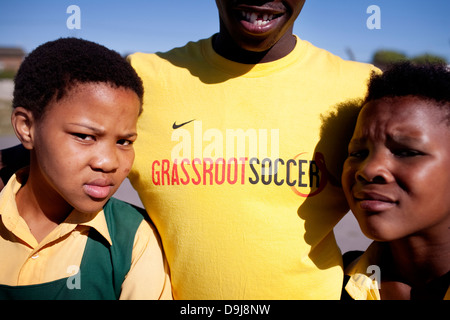 Grassroot Soccer Verwendungen macht Fußball zu erziehen inspirieren mobilisieren Gemeinschaften stoppen Ausbreitung HIV Portrait Likhona Andile Gruppe Stockfoto