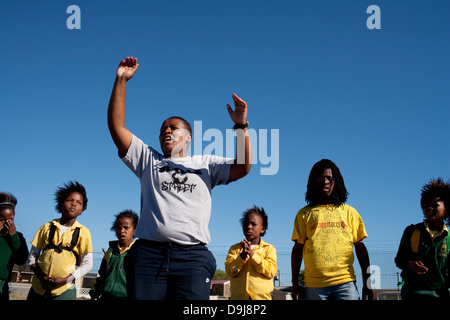 Grassroot Soccer Verwendungen macht Fußball zu erziehen inspirieren zu mobilisieren Gemeinschaften um Ausbreitung zu stoppen HIV Thembisa Ngamlana ist Fähigkeiten Stockfoto