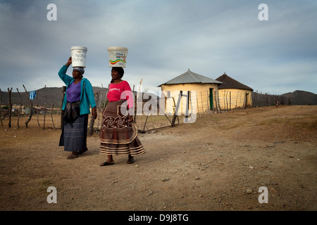 Zwei Frauen sammeln Wasser in ländlichen Transkei, Südafrika Stockfoto