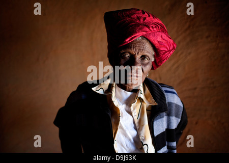 Ein Porträt des Nolifisi Mooi, 89 Jahre alt. Sie lebt in Transkei, Südafrika Stockfoto