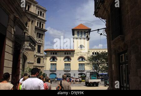 Touristen mischen sich auf der Plaza San Francisco in der Nähe der Olf Chamber Of Commerce (L) und die "Sierra Maestra" Hafenterminal in Havanna, Kuba, 12. April 2013. Foto: Peter Zimmermann Stockfoto