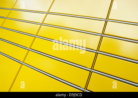 Felder einer Paket-Station der DHL Stockfoto