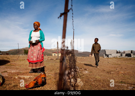 Xhosa-Frau füttert ihr Hühner vor ihrem Haus in ländlichen Transkei, Südafrika Stockfoto