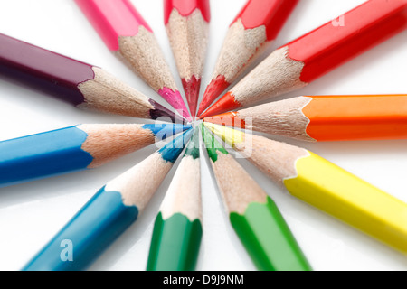 Ein Schuss von Buntstift angeordnet, Punkt zu Punkt, eine Sonne mit Sonnenstrahlen als Bleistift-Wellen zu bilden. Stockfoto