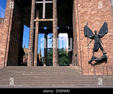 Skulptur von Michael und dem Teufel an Kathedrale Wand, Coventry, West Midlands, England, Vereinigtes Königreich, West-Europa. Stockfoto