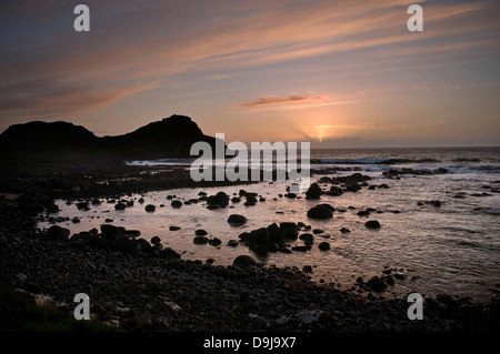 Sonnenuntergang am Giant's Causeway, County Antrim, Nordirland, Vereinigtes Königreich Stockfoto