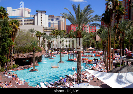 Las Vegas Nevada, The Strip, South Las Vegas Boulevard, Flamingo Las Vegas Hotel & Casino, Hotel, Poolbereich, Sonnenanbeter, Gäste, NV130401002 Stockfoto
