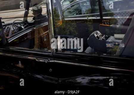 Ein Blick durch das Fenster eines der Königin Rolls-Royce des während des jährlichen Royal Ascot Pferderennen-Festival in Berkshire, England. Royal Ascot ist eins von Europas berühmtesten Rennveranstaltungen und stammt aus dem Jahre 1711. Queen Elizabeth und zahlreiche Mitglieder der britischen königlichen Familie zu besuchen. Jedes Jahr im Juni statt, ist es eines der wichtigsten Daten auf den englischen Sportkalender und sozialen Sommersaison. Mehr als 300.000 Menschen stellen den jährlichen Besuch in Berkshire in Royal Ascot Woche machen dieses Europa bestbesuchten Rennveranstaltung mit über 3 Mio. Pfund Preisgeld zu gewinnen. Stockfoto