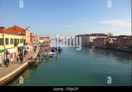 Die bunten Altbauten und Boote vertäut am Kanal an Murano Insel Venedig Italien Stockfoto