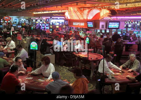 Las Vegas Nevada, The Strip, South Las Vegas Boulevard, Flamingo Las Vegas Hotel & Casino, Spieler, Glücksspiel, Glücksspiel, Spieler, Händler, Blackjack-Tische, Bar Stockfoto