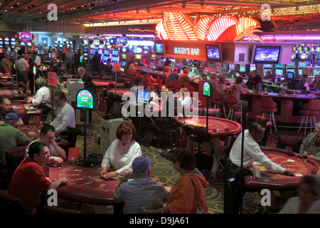 Las Vegas Nevada, The Strip, South Las Vegas Boulevard, Flamingo Las Vegas Hotel and Casino, Spieler, Glücksspiel, Spieler, Händler, Blackjack-Tische, Bar Stockfoto